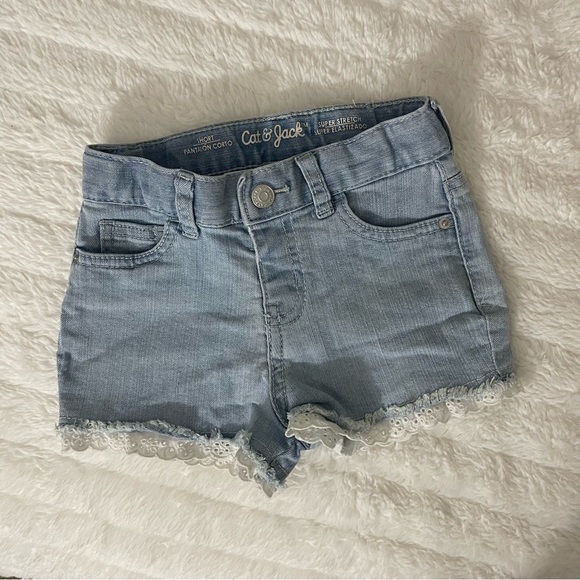 🛍3/$12🛍Cat & Jack Toddler Girls' Lace Hem Jean Shorts -Light Wash in Size 3T - Picture 5 of 9
